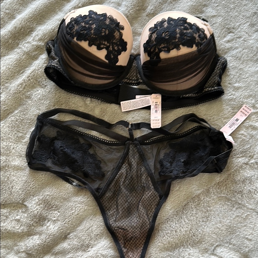 Victoria Secret  36C bra & size Large matching underwear